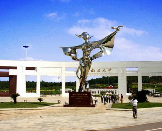 南昌大学车祸3女生被撞 女司机当场被吓懵(图)-青岛