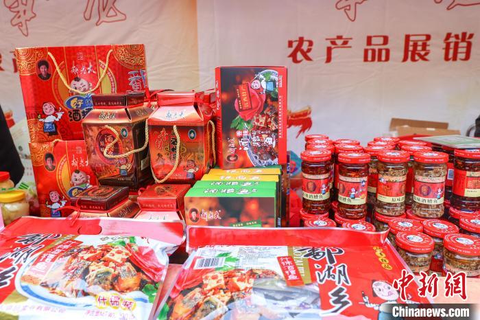 江西南昌:春节将至 市民采购特色农产品年货忙